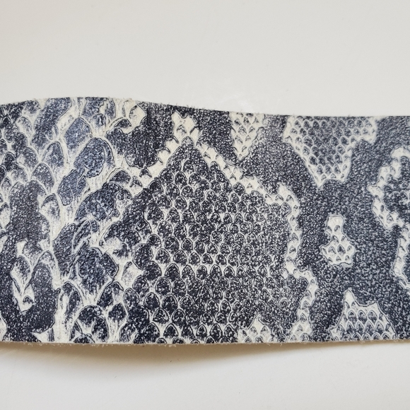 Vintage gray leather belt - snake skin design - Picture 4 of 12